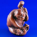 Japanese Carved Boxwood Wood Netsuke Carving Monkey Beat Mouse #734